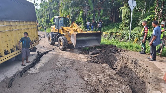 Alat berat diturunkan untuk memperbaiki jalan lintas Bireuen-Takengon amblas pada kilometer 17 persisnya di Desa Alue Rambong, Kecamatan Juli, Bireuen, Aceh. (dok Ditlantas Polda Aceh)