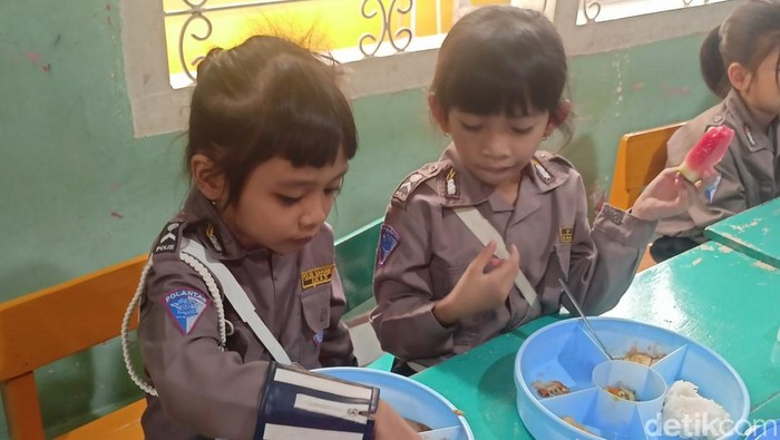 Anak TK Panca Bhakti I Palembang saat menikmati makan bergizi gratis