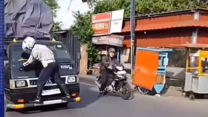 Anggota Dishub Depok nemplok di mobil pikap. Anggota Dishub Depok nemplok di mobil pikap.