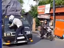Duh Bahaya Banget! Petugas Dishub Nemplok di Depan Pikap ODOL yang Gaspol