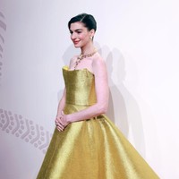 Aktris pemenang Oscar ini memukau dengan gaun emas straples yang dilengkapi rok megar yang struktural. (Foto: VCG via Getty Images)