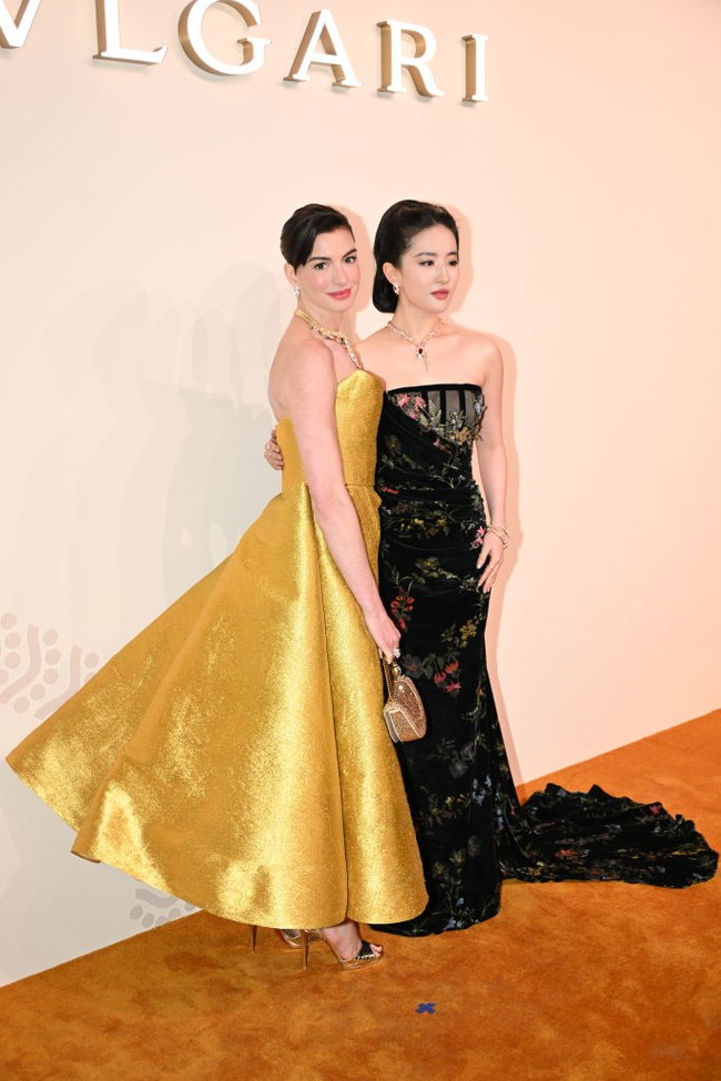 Dalam perhelatan tersebut, hadir pula aktris China Crystal Liu Yifei. Bintang Hollywood Anne Hathaway pun tak melewatkan acara tersebut. (Foto: VCG via Getty Images)
