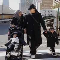 Tampil kompak bersama anak dan suaminya, keluarga Atta dan Aurel itu tampak mengenakan busana yang didominasi warna hitam. Aurel memilih memadukan busana hitamnya tersebut dengan hijab abu-abu dan sepasang sneakers berwarna putih. Foto: Instagram/@aurelie.hermansyah
