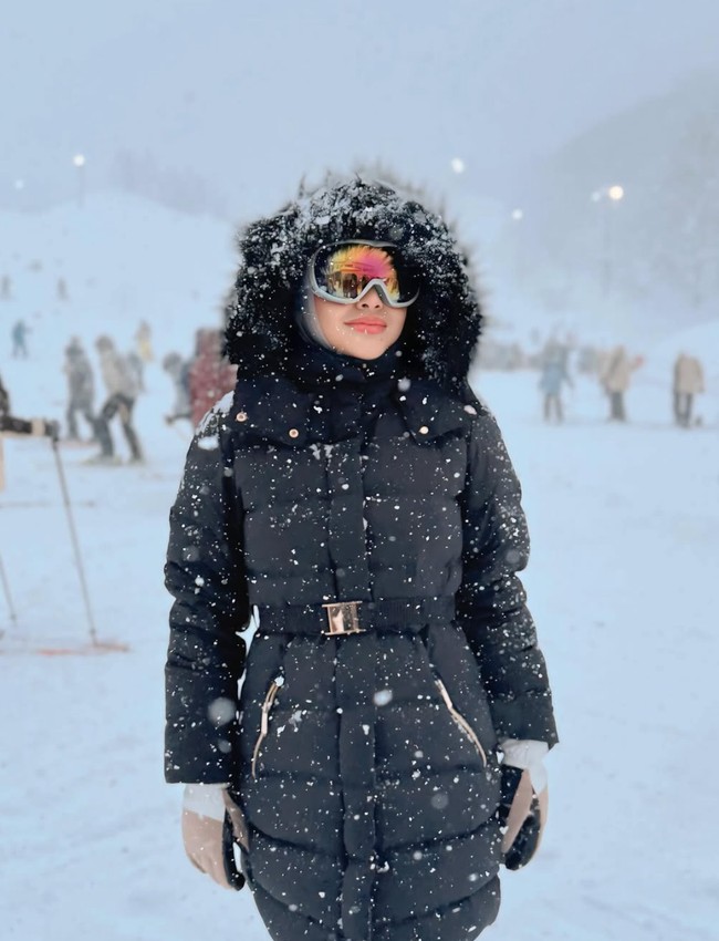 Untuk menghadapi cuaca dingin di Jepang, Aurel memilih tampil simpel dengan long parka berwarna hitam. Parka tersebut tampak dilengkapi dengan penutup kepala bulu yang membuat penampilannya tetap stylish sekaligus terlindung dari dinginnya salju. Foto: Instagram/@aurelie.hermansyah