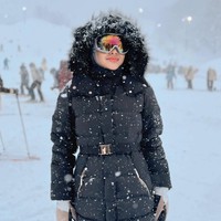 Untuk menghadapi cuaca dingin di Jepang, Aurel memilih tampil simpel dengan long parka berwarna hitam. Parka tersebut tampak dilengkapi dengan penutup kepala bulu yang membuat penampilannya tetap stylish sekaligus terlindung dari dinginnya salju. Foto: Instagram/@aurelie.hermansyah