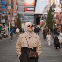 Di kesempatan lain wanita 26 tahun itu memilih mengenakan long coat two tone berwarna coklat dan hitam. Ia kemudian memadukan penampilannya dengan hijab berwarna coklat muda dan kaca mata hitam. Tas selempang berwarna coklat tua dari merek mewah Hermes juga terlihat menggantung di pundaknya. Foto: Instagram/@aurelie.hermansyah