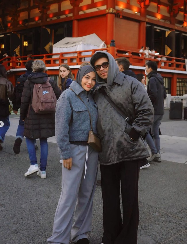 Selalu tampil stylish dan simpel selama berlibur di Jepang, dalam foto yang satu ini istri Atta Halilintar itu tampak memadukan jaket kemeja abu-abu dengan celana panjang bahan dan hijab senada. Melengkapi penampilannya, Aurel memilih mengenakan tas selempang berwarna coklat. Foto: Instagram/@aurelie.hermansyah
