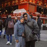 Selalu tampil stylish dan simpel selama berlibur di Jepang, dalam foto yang satu ini istri Atta Halilintar itu tampak memadukan jaket kemeja abu-abu dengan celana panjang bahan dan hijab senada. Melengkapi penampilannya, Aurel memilih mengenakan tas selempang berwarna coklat. Foto: Instagram/@aurelie.hermansyah