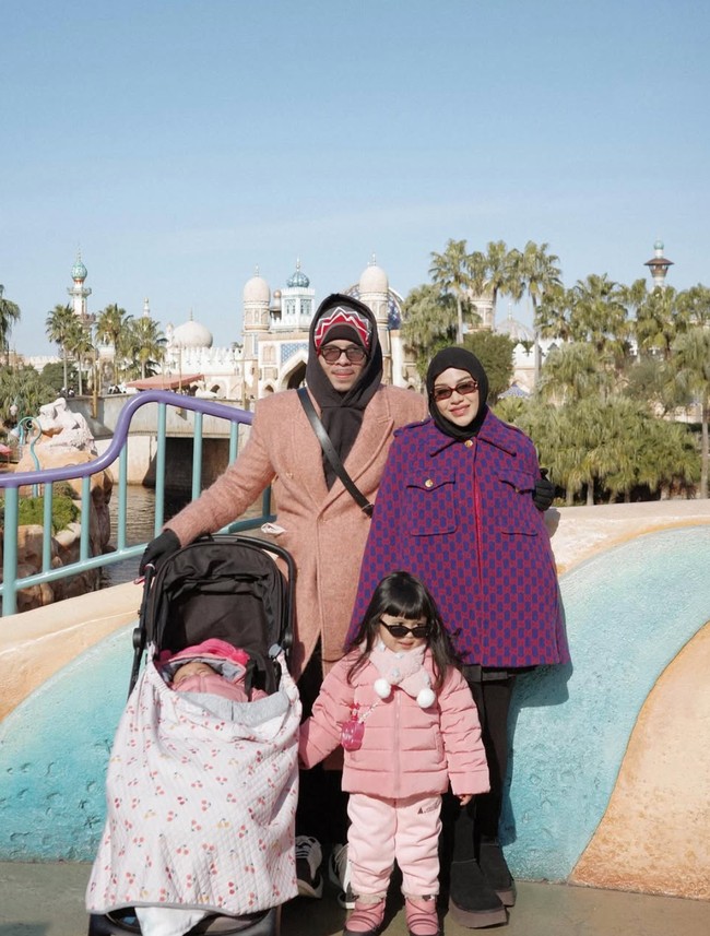 Saat berkunjung ke Tokyo DisneySea, Aurel memilih tampil lebih berwarna dengan jaket berkerah warna biru dan merah. Dari logo yang terlihat diketahui bahwa jaket tersebut berasal dari merek mewah Gucci. Ia kemudian memadukan penampilannya dengan hijab dan celana panjang hitam. Agar semakin stylish, tak lupa Aurel menambahkan sunglasses berwarna coklat. Foto: Instagram/@aurelie.hermansyah