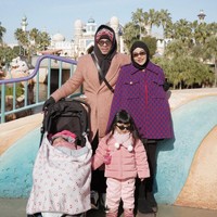 Saat berkunjung ke Tokyo DisneySea, Aurel memilih tampil lebih berwarna dengan jaket berkerah warna biru dan merah. Dari logo yang terlihat diketahui bahwa jaket tersebut berasal dari merek mewah Gucci. Ia kemudian memadukan penampilannya dengan hijab dan celana panjang hitam. Agar semakin stylish, tak lupa Aurel menambahkan sunglasses berwarna coklat. Foto: Instagram/@aurelie.hermansyah
