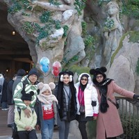 Penampilan yang satu ini juga terlihat saat Aurel berkunjung ke Tokyo DisneySea. Ia tampak memadukan sweater pink dengan jaket parka berwarna putih, legging hitam, dan rok mini yang juga berwarna hitam. Ia kemudian melengkapi penampilannya dengan penutup telinga berbentuk kepala Mickey berwarna putih. Foto: Instagram/@aurelie.hermansyah