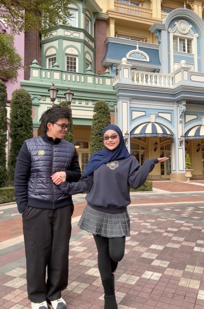 Gaya Aurel saat membuat konten video bersama Atta Halilintar ini juga tak kalah jadi sorotan. Kompak kenakan busana senada, rok mini Aurel jadi sorotan. Rok mini kotak-kotak tersebut tampak dipadukan dengan legging hitam dan sweater biru tua. Foto: TikTok/@attahalilintar
