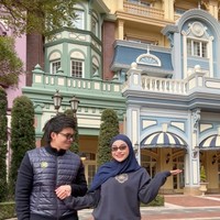 Gaya Aurel saat membuat konten video bersama Atta Halilintar ini juga tak kalah jadi sorotan. Kompak kenakan busana senada, rok mini Aurel jadi sorotan. Rok mini kotak-kotak tersebut tampak dipadukan dengan legging hitam dan sweater biru tua. Foto: TikTok/@attahalilintar