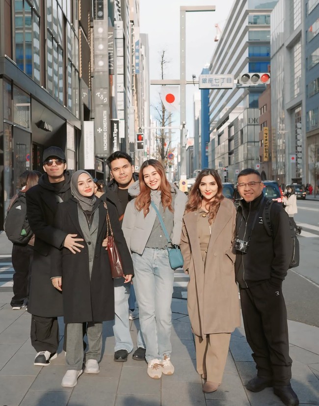 Sejak akhir tahun 2024, Aurel Hermansyah dan keluarganya memang diketahui sudah berangkat ke Jepang untuk liburan. Penampilannya selama di sana yang selalu terlihat stylish tak kalah jadi sorotan. Foto: Instagram/@aurelie.hermansyah