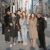 Sejak akhir tahun 2024, Aurel Hermansyah dan keluarganya memang diketahui sudah berangkat ke Jepang untuk liburan. Penampilannya selama di sana yang selalu terlihat stylish tak kalah jadi sorotan. Foto: Instagram/@aurelie.hermansyah