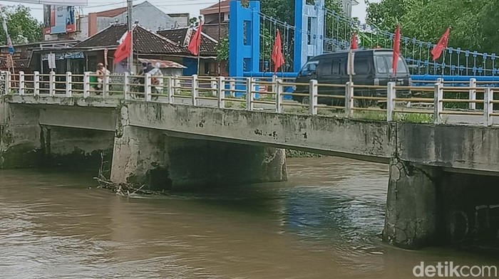 Badan jembatan Cawas jalan raya arah Gunung Kidul dan Sukoharjo melengkung. Foto diambil Kamis (9/1/2024).