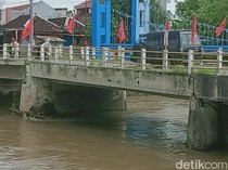 Waspada Lur! Jembatan Jalan Raya Cawas Klaten Melengkung dan Retak Tiangnya