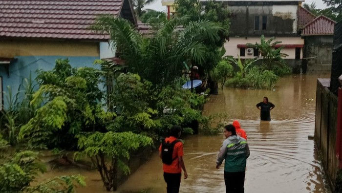 Banjir di Lahat akibat hujan ringan-lebar rendam sejumlah rumah warga.