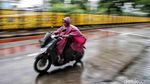 Beragam Cara Warga Terobos Hujan yang Mengguyur Sejak Pagi