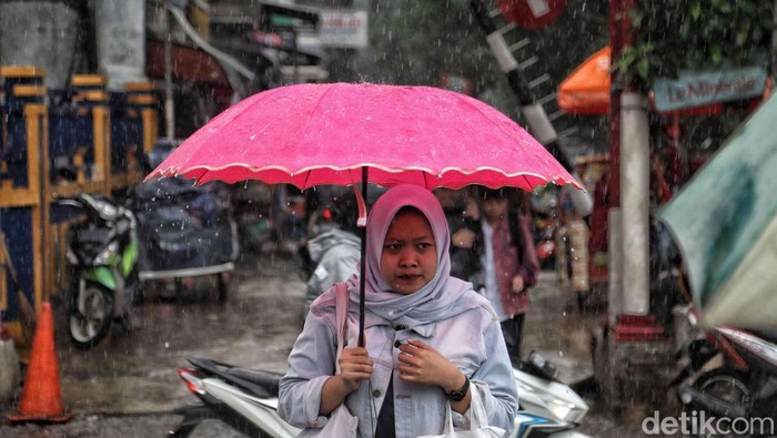 Hujan mengguyur wilayah Jakarta sejak pagi tadi, Kamis (9/1/2025). Warga tetap beraktivitas meski hujan mengguyur.
