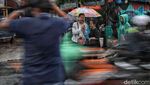 Beragam Cara Warga Terobos Hujan yang Mengguyur Sejak Pagi