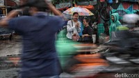 Menurut BMKG musim hujan tahun ini diperkirakan berlangsung hingga akhir Maret 2025 di sebagian besar wilayah Indonesia.  