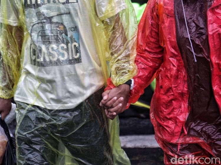 Beragam Cara Warga Terobos Hujan yang Mengguyur Sejak Pagi