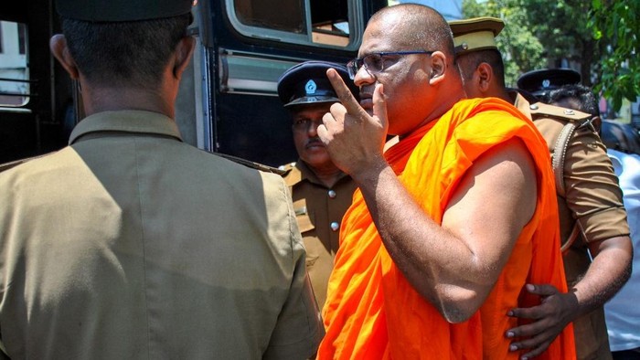 Police personnel escort Buddhist monk Galagodaatte Gnanasara (2R) to prison at Colombo high court on March 29, 2024. A Sri Lankan court on March 29, sentenced an influential Buddhist monk to four years hard labour for fanning sectarian hatred against the islands minority Muslim population. (Photo by AFP)