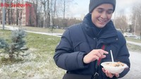 Billy juga terlihat jajan di Belarus. Ia membeli seporsi nasi basmati yang dimasak bersama potongan daging. Foto: Instagram & YouTube Billy Syahputra