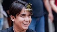 Tak hanya menjadi pembawa acara kuliner saja, tapi Billy juga membuka bisnis kuliner. Berupa restoran yang menawarkan aneka olahan bebek bernama Kandang Bebek. Foto: Instagram & YouTube Billy Syahputra