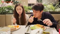 Ini momen Billy bersama Vika saat menikmati sarapan. Sayangnya, sosis yang diambil oleh Billy tak disukai olehnya. Foto: Instagram & YouTube Billy Syahputra