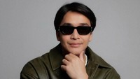 Billy Syahputra, adik Almarhum Olga Syahputra yang juga masuk industri hiburan sebagai komedian dan pembawa acara. Ia juga diketahui berbisnis kuliner dan tengah dekat dengan model asal Belarus, Vika Kolesnaya. Foto: Instagram & YouTube Billy Syahputra