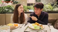 Momennya makan bersama model asal Belarus, Vika Kolesnaya juga dibagikan dalam tayangan video YouTube miliknya. Saat itu mereka berada di sebuah restoran hotel di Belarus, Eropa. Foto: Instagram & YouTube Billy Syahputra