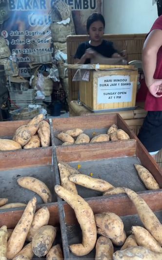 Bule Kanada Ini Ketagihan Ngemil Ubi Bakar Cilembu