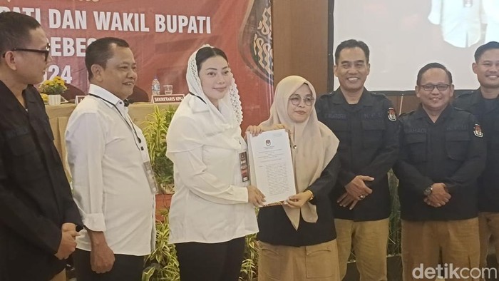 Paslon Mitha-Wurja menerima surat penetapan dari KPU Brebes