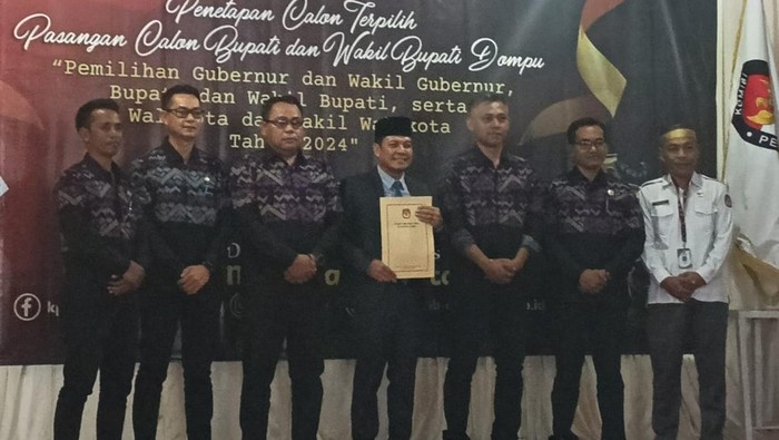 Bupati Dompu terpilih, Bambang Firdaus, menerima penyerahan salinan SK penetapan paslon terpilih dalam rapat pleno KPU, Kamis (9/1/2025). (Faruk/detikBali)