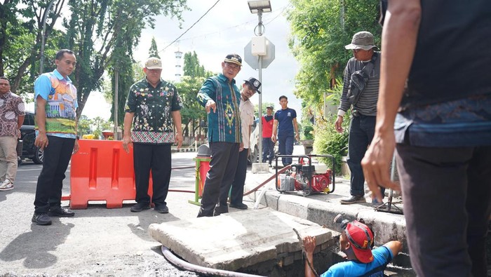 Bupati Lamongan Yuhronur Efendi mengecek pembersihan sedimen