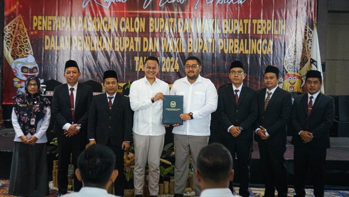 Paslon Fahmi-Dhimas ditetapkan sebagai Bupati dan Wabup terpilih Kabupaten Purbalingga di Hotel Braling Purbalingga, Kamis (9/1/2025).