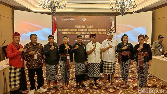 Bupati-Wakil Bupati terpilih Tabanan I Komang Gede Sanjaya-I Made Dirga bersama Ketua KPU Tabanan I Wayan Suwitra, Ketua Bawaslu I Ketut Narta serta jajaran saat berfoto bersama, Kamis (9/1/2025).