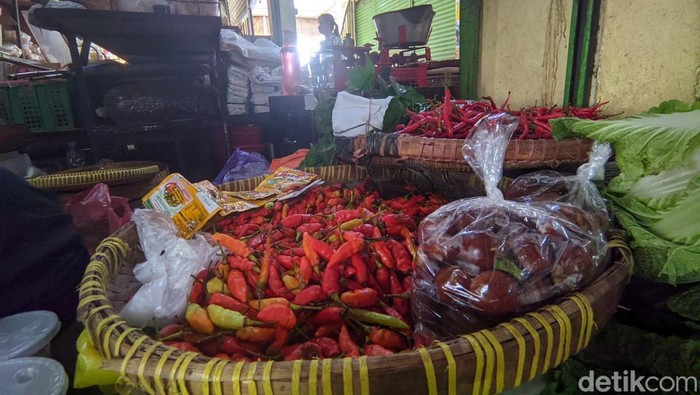 Cabai rawit merah yang dijual pedagang di Pasar Sentolo, Kulon Progo, Kamis (9/1/2025).