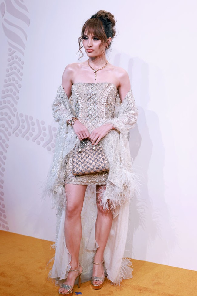 Aktris blasteran Indonesia-Jerman ini menebar pesonannya dalam balutan strapless mini-dress yang dihiasi detail beading memukau. Busana tersebut dipadu luaran senada dan sepasang heels yang menciptakan kesan kaki yang jenjang. (Foto: VCG via Getty Images)