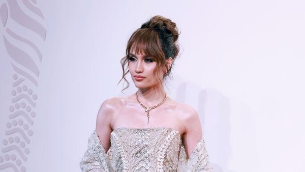 Pesona Cinta Laura di Red Carpet Bvlgari, Tangannya Dicium Anne Hathaway