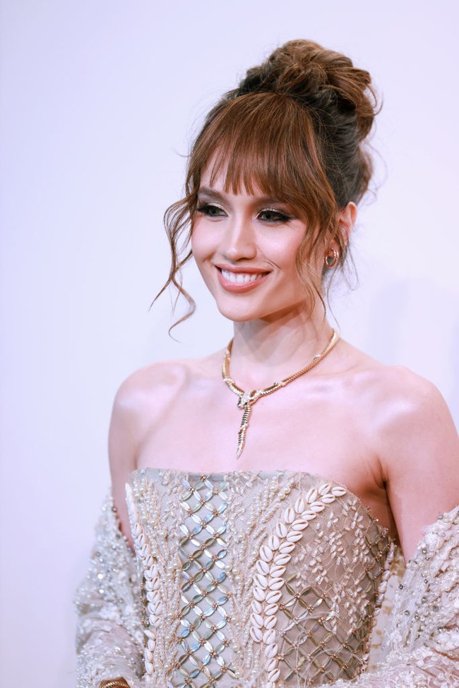 Tentu tidak ketinggalan perhiasan mewah dari Bvlgari yang menyempurnakan gayanya. Seperti kalung berbentuk ular Serpenti khas merek asal Italia tersebut. (Foto: VCG via Getty Images)