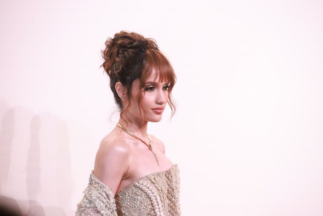 Cinta Laura bergabung dengan sejumlah bintang ternama Asia dan Hollywood di Serpenti Infinito Exhibition di Shanghai, China, pada Rabu (8/1/2025). Perhelatan tersebut digelar oleh rumah perhiasan Bvlgari untuk menyambut Tahun Ular Kayu dalam perayaan Imlek 2025. (Foto: VCG via Getty Images)