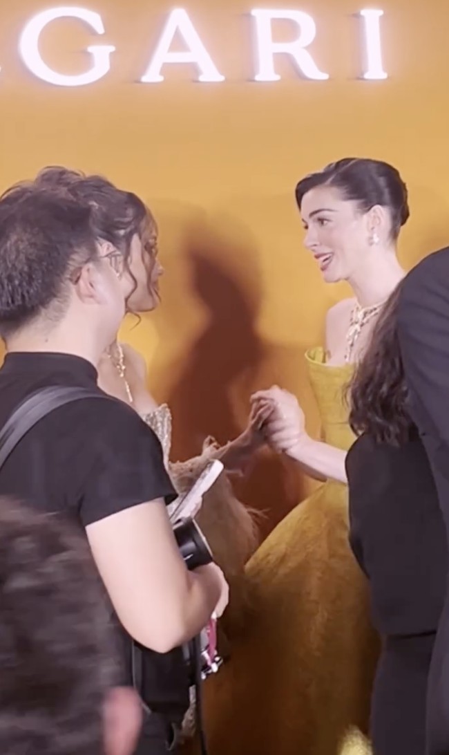 Anne dan Cinta sempat bertemu di karpet merah. Keduanya lalu berbincang akrab. (Foto: Instagram/@claurakiehl)