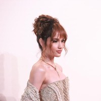 Cinta Laura bergabung dengan sejumlah bintang ternama Asia dan Hollywood di Serpenti Infinito Exhibition di Shanghai, China, pada Rabu (8/1/2025). Perhelatan tersebut digelar oleh rumah perhiasan Bvlgari untuk menyambut Tahun Ular Kayu dalam perayaan Imlek 2025. (Foto: VCG via Getty Images)