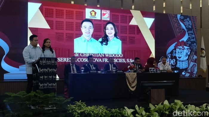 Cris-Serena menyampaikan pidato perdana dalam rapat Pleno KPU Kupang setelah penetapan mereka menjadi Wali Kota dan Wakil Wali Kota Kupang periode 2025-2030, Kamis (9/1/2025).