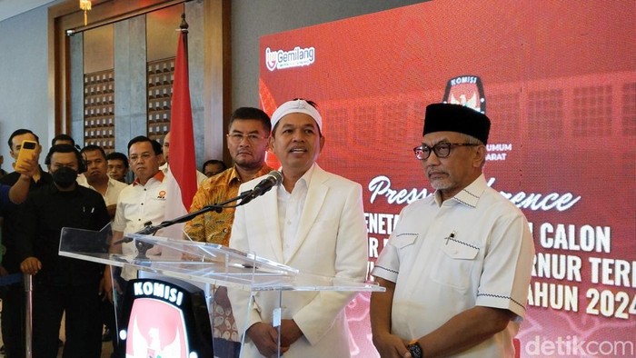 Dedi Mulyadi ditemani wakilnya, Erwan Setiawan dan calon nomor urut 3 Ahmad Syaikhu, usai penetapan Gubernur dan Wakil Gubernur Jabar teprilih periode 2025-2030.