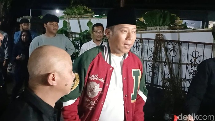 denny cagur saat melayat Qomar.