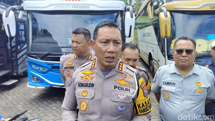 Dirlantas Polda Jatim melakukan ramp check bus yang tabrak 12 kendaraan tewaskan 4 orang di Kota Batu.